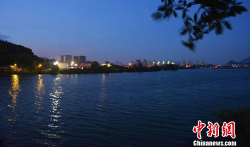 資料圖：夜幕下的東湖濕地公園湖面，風(fēng)景秀麗?！∪~茂 攝