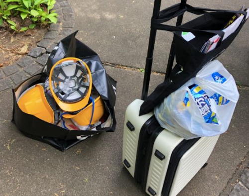 激進(jìn)示威者攜帶的頭盔、口罩和防辣椒水眼罩，以及抹黑警察的宣傳品。圖片來源：旅日僑網(wǎng)