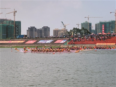 參賽隊(duì)伍正在進(jìn)行龍舟競(jìng)渡。