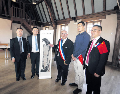 任俐敏向迪容市長(zhǎng)贈(zèng)送紀(jì)念品。(法國(guó)《歐洲時(shí)報(bào)》記者黃冠杰 攝)