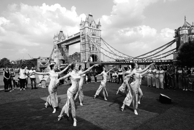 圖為旗袍日活動上的旗袍舞蹈。林衛(wèi)光攝/光明圖片