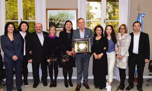 阿根廷婦女兒童聯(lián)合會(huì)會(huì)長(zhǎng)陳靜，代表阿根廷華人向阿根廷國(guó)家移民局局長(zhǎng)Horacio Garcia先生贈(zèng)送紀(jì)念牌匾。(阿根廷華人網(wǎng) 柳軍 攝)