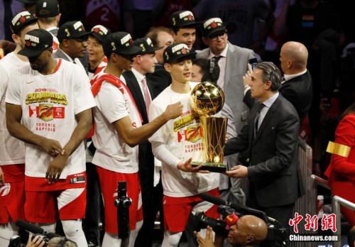 NBA總決賽猛龍4:2勝勇士奪隊(duì)史首冠。<a target='_blank' >中新社</a>記者 劉關(guān)關(guān)攝