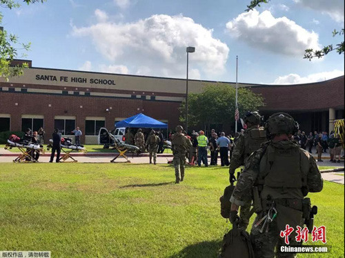 資料圖：2018年5月18日，美國(guó)得州圣達(dá)菲高中發(fā)生槍擊事件。