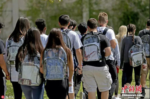 資料圖：2018年2月，美國(guó)佛羅里達(dá)州帕克蘭市一高中發(fā)生槍擊案后，學(xué)生被要求背透明書(shū)包上學(xué)。