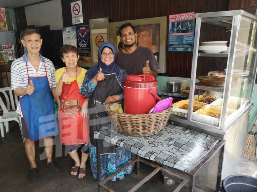 兩家人合照。(馬來西亞《東方日?qǐng)?bào)》/吳維康 攝)