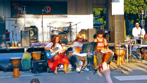 阿偕街逢周四晚的夜市場，提供免費(fèi)的音樂演出活動(dòng)，吸引民眾與當(dāng)?shù)氐囊魳芳覅⒓印?美國《星島日?qǐng)?bào)》記者 梁敏育攝)