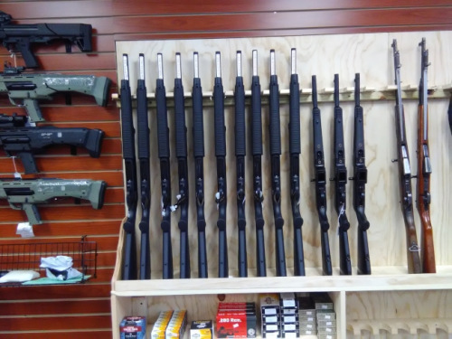 華人喜歡購買價格1000元左右的槍。（美國《世界日報》韓杰攝 ）