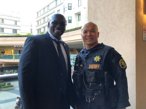 阿拉米達縣縣警隊長卡洛（左）和警員黃能（右）表示，縣警費時兩個月跟蹤、抓捕一個在華埠作案數(shù)年的非裔砸車嫌犯，此人涉及華埠150輛車的偷竊案件。（美國《世界日報》記者劉先進 攝）