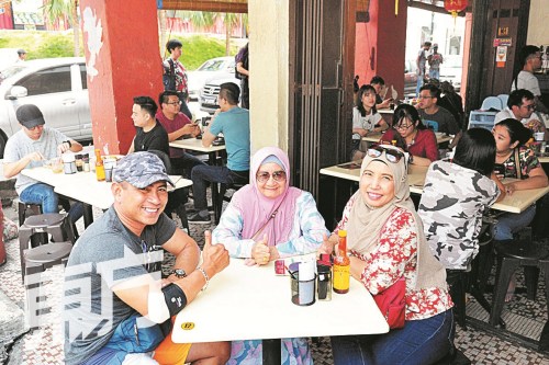 萬莫哈末(左)經(jīng)常帶家人到華美餐室用餐。(馬來西亞《東方日報》/楊金森 攝)