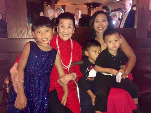 江孫蕓(左二)與孫女Marisa(右)，以及三名曾孫子和曾孫女。(美國《世界日報》記者 李晗 攝)