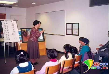 葉嘉瑩在溫哥華為幼兒講古詩。南開大學(xué)供圖