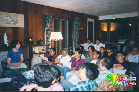 　1997年葉嘉瑩在美國(guó)劍橋?yàn)楣鸫髮W(xué)本校及外來訪問的學(xué)人講演。南開大學(xué)供圖