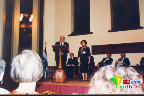 1990年葉嘉瑩當(dāng)選加拿大皇家學(xué)會(huì)院士，接受頒發(fā)證書。南開大學(xué)供圖