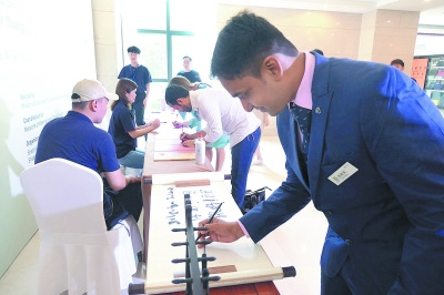 圖為 漢學(xué)家用毛筆題字簽名 秦毅/攝