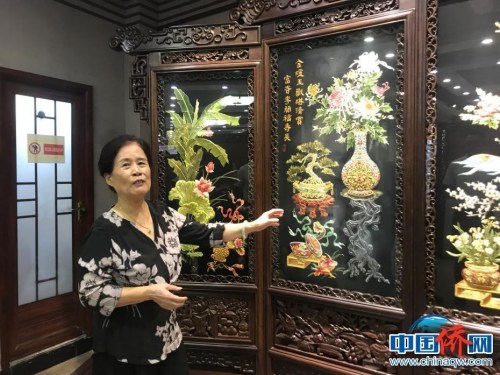 潮繡大師康惠芳介紹潮繡作品。