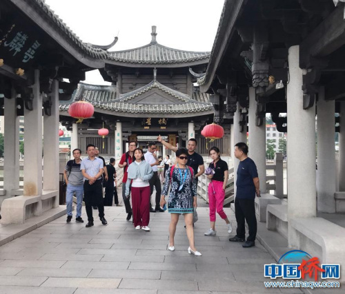 采風(fēng)團(tuán)一行參觀潮州廣濟(jì)橋。 