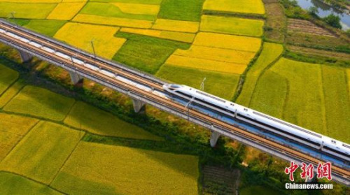 資料圖：疾馳而過的高鐵。趙春亮 攝