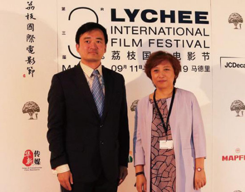 中國(guó)駐西使館參贊劉雯秋(右)和朱健合影。(《歐洲時(shí)報(bào)》/劉玉婷 攝)