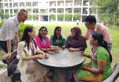 跨越膚色、國籍、文化和語言的藩籬，老師們?yōu)楣餐繕?biāo)努力。(馬來西亞《星洲日報(bào)》/范純瑋 攝)