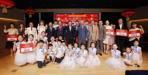 出席活動(dòng)的嘉賓們與獲獎(jiǎng)選手合影留念。(韓國(guó)《亞洲日?qǐng)?bào)》/柳岱佶 攝)