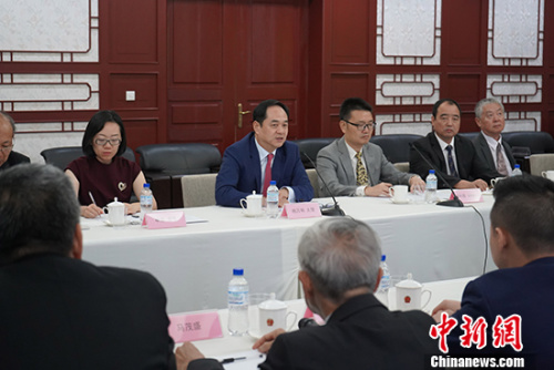 圖為中國(guó)駐巴西大使楊萬(wàn)明(正面右四)發(fā)表講話。 駐巴西使館供圖