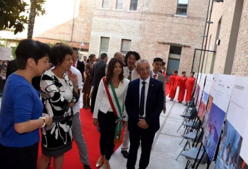 副總領(lǐng)事汪慧娟向意大利客人介紹圖片展內(nèi)容。（意大利歐聯(lián)網(wǎng)）