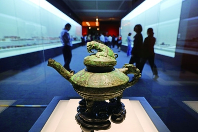 圖為青銅虎鎣 圖為青銅虎鎣