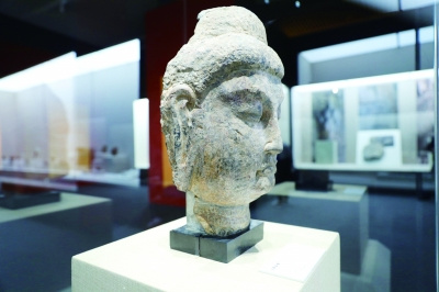 圖為龍門石窟石刻佛首 圖為龍門石窟石刻佛首