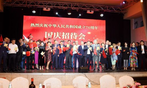 活動上，嘉賓們同聲高歌《歌唱祖國》。(《歐洲時報》/夏曉彤 攝)