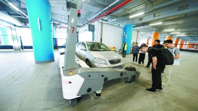 停車機器人亮相大興國際機場。本報記者 程功/攝 