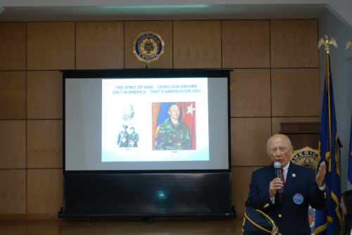 陳紹章講述祖輩歷史。(美國《世界日報》/金春香 攝)