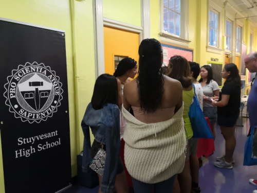 史岱文森高中深受華裔學(xué)生喜愛，攤位前擠滿諮詢的學(xué)生和家長。(美國《世界日報》/黃伊奕 攝)