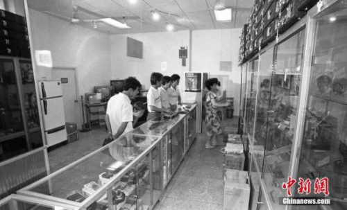 資料圖：1989年的中國華僑旅游僑匯服務總公司營業(yè)部，華僑華人與港澳同胞眷屬用外匯券在此購置商品。僑匯是僑胞匯回用以贍養(yǎng)國內家屬的款項，也是當時外匯的重要來源之一。 <a target='_blank' >中新社</a>記者 楊佐桓 攝