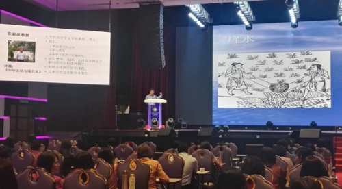 巡講團(tuán)為當(dāng)?shù)厝A文教師授課(李莎 攝) 巡講團(tuán)為當(dāng)?shù)厝A文教師授課(李莎 攝)