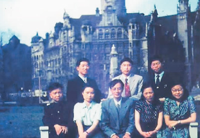 1956年，梅兆榮（后排中）在德國萊比錫大學(xué)學(xué)習(xí)期間與同學(xué)們合影。 　　受訪者供圖