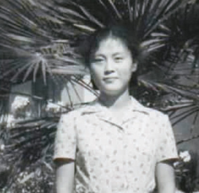 何大明在阿爾巴尼亞留學(xué)時，在中國駐地拉那大使館前留念。 　　受訪者供圖