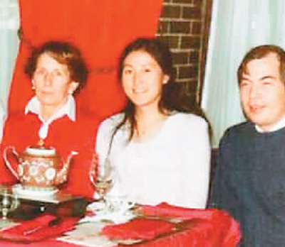 黎曉新（中）在德國ESSEN大學(xué)眼科醫(yī)院攻讀博士學(xué)位時與同事合影。 　　受訪者供圖