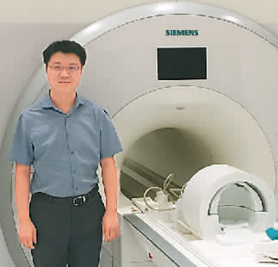 　楊旗在美國加州大學(xué)洛杉磯分校生物醫(yī)學(xué)影像中心實(shí)驗(yàn)室。 　　受訪者供圖