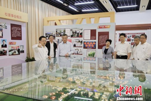 蔡達(dá)峰(左三)一行參觀華僑大學(xué)校史館?！⑴?攝