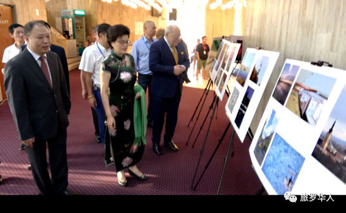 中國(guó)駐羅馬尼亞大使姜瑜、公參屠江及羅中之家副主席、羅前駐華大使敦卡在參觀攝影展（羅馬尼亞《旅羅華人報(bào)》/呂曉杰 攝）