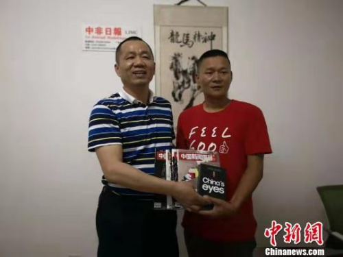 資料圖：中國新聞社副社長兼副總編輯夏春平(左)與許自樹（右）合影?！∮诰Р?攝