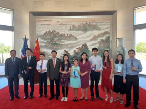 獲一等獎(jiǎng)的學(xué)生與徐學(xué)淵合影。(美國《世界日報(bào)》/張?bào)?攝)