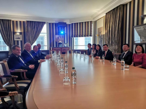 盧沙野一行會見阿蘭·梅里埃及其團隊。(《歐洲時報》/靖樹 攝)