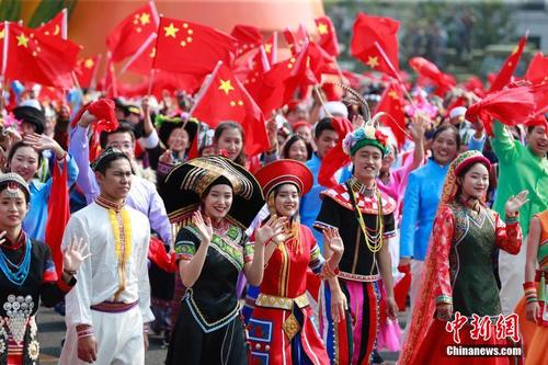 慶祝中華人民共和國成立70周年大會(huì) 游行群眾經(jīng)過長安街