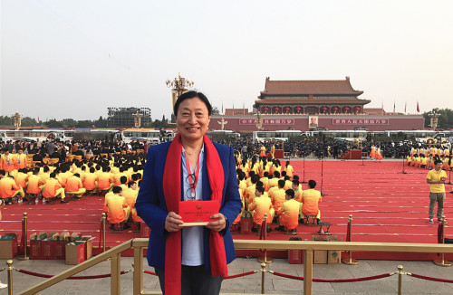 出席國(guó)慶慶典的阿根廷婦女兒童聯(lián)合會(huì)會(huì)長(zhǎng)陳靜。(阿根廷華人網(wǎng))