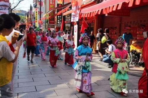 身穿民族傳統(tǒng)服飾參加游行的華僑華人。(日本東方新報(bào))