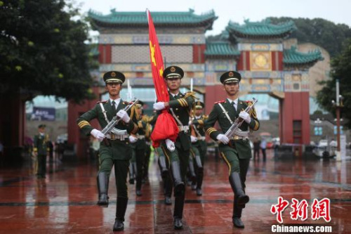 圖為在軍樂(lè)隊(duì)的音樂(lè)聲中國(guó)旗護(hù)衛(wèi)隊(duì)進(jìn)入人民廣場(chǎng)。　陳超　攝