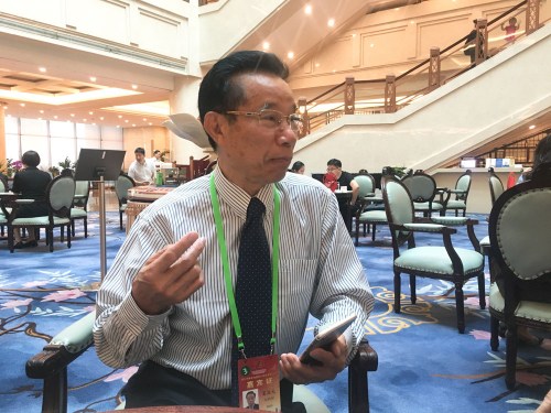 比利時(shí)青田同鄉(xiāng)會(huì)永遠(yuǎn)名譽(yù)會(huì)長、歐洲青田同鄉(xiāng)會(huì)永遠(yuǎn)名譽(yù)會(huì)長夏廷元接受本報(bào)記者采訪。（《歐洲時(shí)報(bào)》/萬淑艷 攝）