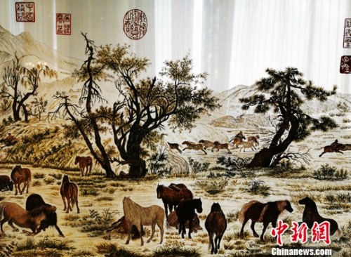 圖為陳永栽夫婦自家的馬尼拉世紀(jì)花園酒店19樓的總統(tǒng)套房?jī)?nèi)，放置的中國畫風(fēng)格的蘇繡擺件。<a target='_blank' >中新社</a>發(fā) 梁鈺 攝